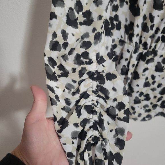 Cabi Leopard print wrap style roushing on sleeve top size small - Picture 12 of 14